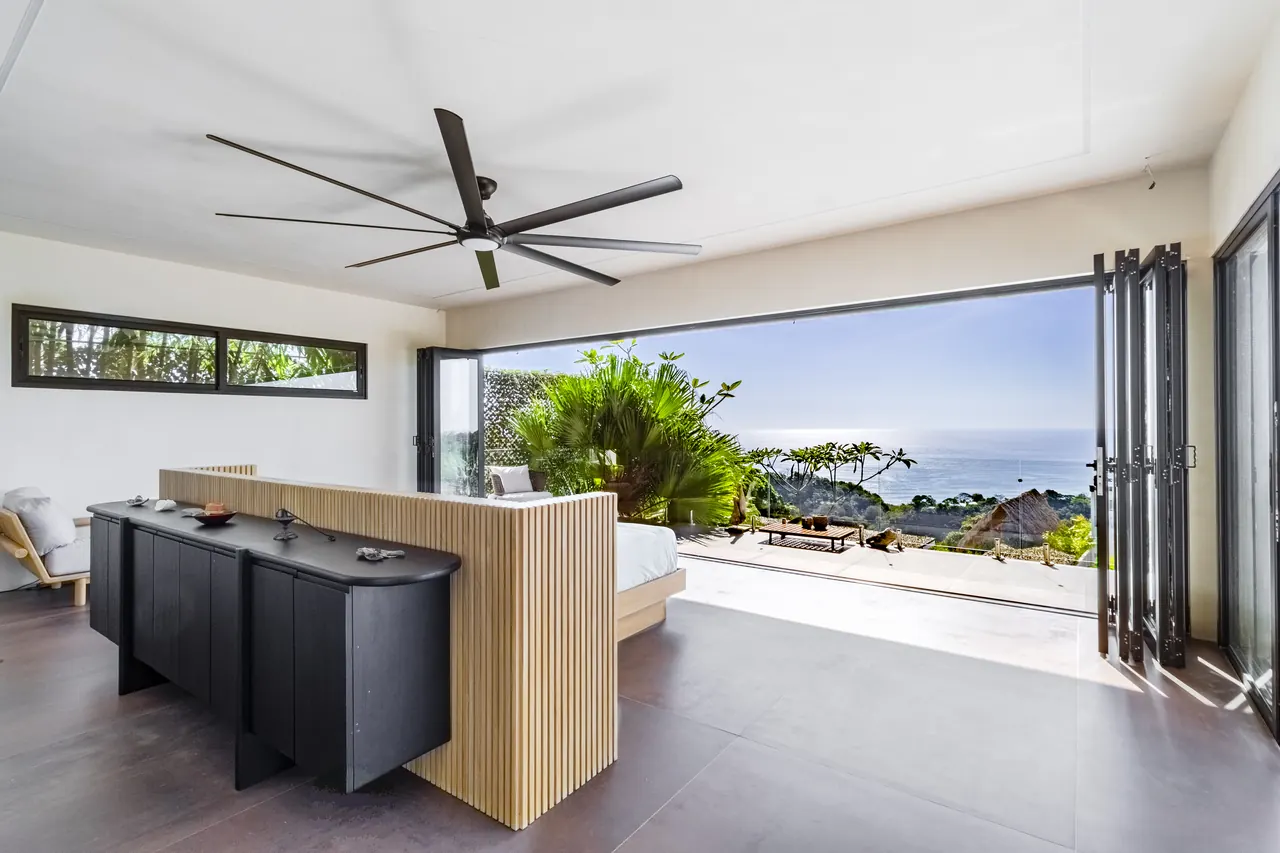 King bedroom opening onto the Pacific Ocean view